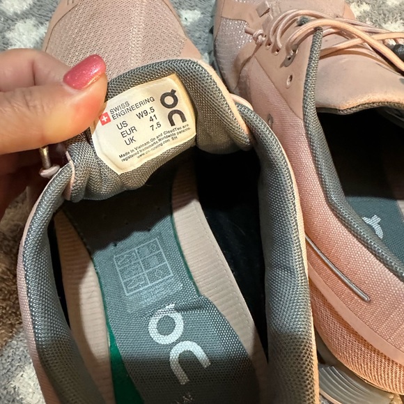 On cloud Pink sneakers - Picture 4 of 4